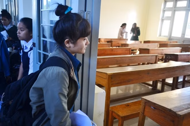 Thí sinh lúc chuẩn bị vào phòng thi môn Toán.