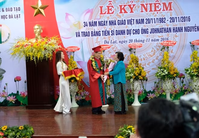 Bà Trương Mỹ Hoa chúc mừng ông Hạnh Nguyễn