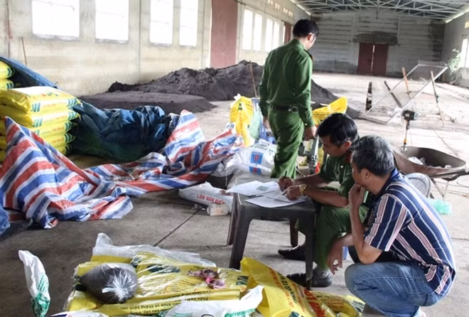 Cơ quan Công an đang lập biên bản niêm phong, tạm giữ tang vật