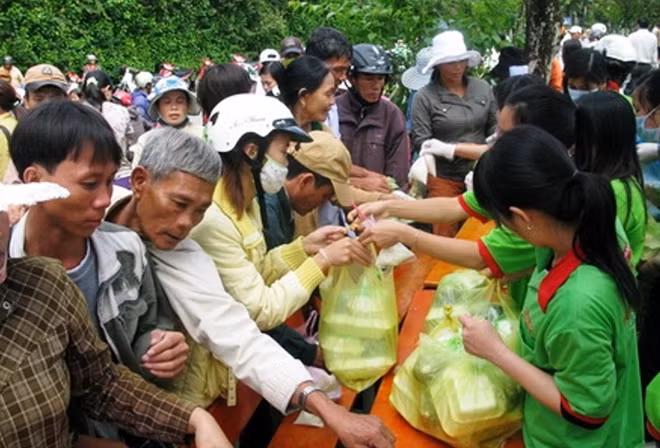 Phát cơm miễn phí cho thí sinh và phụ huynh năm 2015.