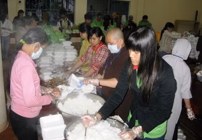 Chuẩn bị cơm miễn phí cho thí sinh trong kỳ thi THPT Quốc gia 2015.