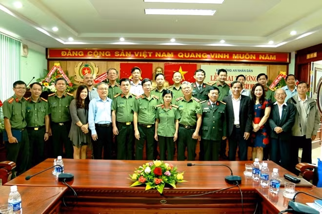 Các đại biểu chụp hình lưu niệm nhân dịp Báo CAND khai trương Văn phòng thường trú Tây Nguyên