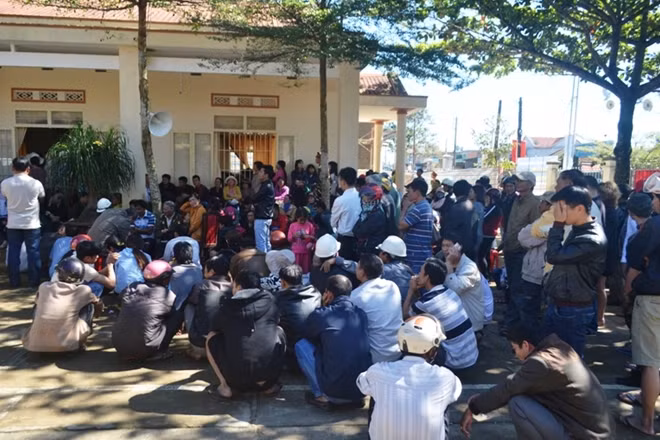 Người dân trật tự ngồi ngoài lắng nghe vụ xét xử