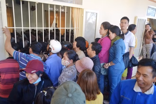 Rất đông người dân tới dự phiên tòa