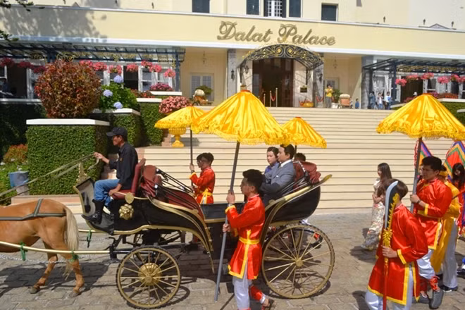Rước tượng sáp Nhà vua và Hoàng hậu về Dinh I.