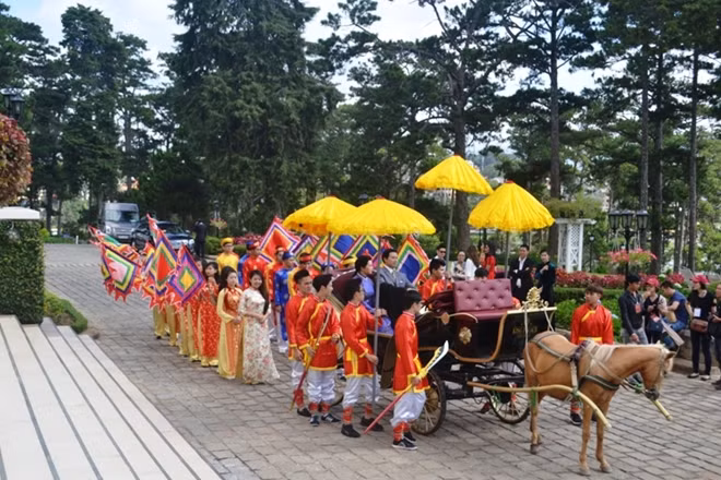 Một số hình ảnh về lễ rước tượng sáp Vua Bảo Đại và Nam Phương Hoàng Hậu về Dinh I