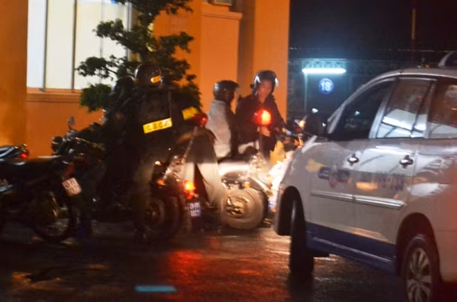 Cảnh sát cơ động được chuyển tới Bệnh viện Đa khoa Lâm Đồng khám và điều trị vết thương