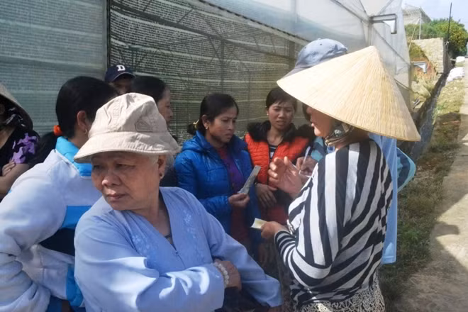 Hàng xóm quyên góp tiền giúp đỡ gia đình đưa thi thể nạn nhân về quê nhà an táng