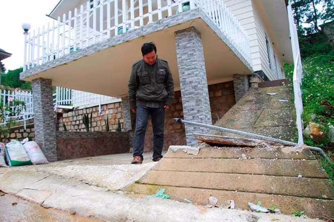 Căn biệt thự bị đất đẩy trôi về phí trước