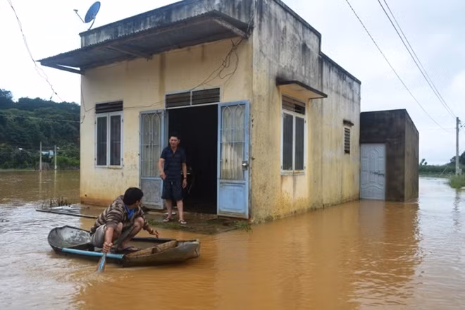 Hàng chục căn nhà tại huyện Đơn Dương bị ngập do nhà máy thủy điện Đa Nhim xả lũ.