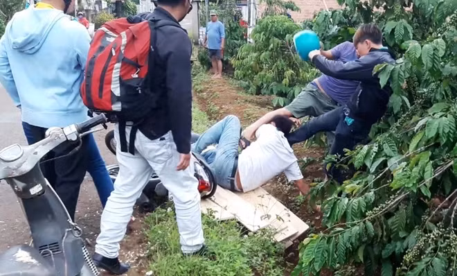 Nhóm thanh niên lao tới hành hung anh Nguyễn Văn Lưu