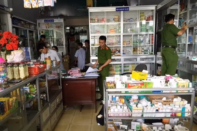 Lực lượng chức năng đang kiểm tra nhà thuốc Liên Khương