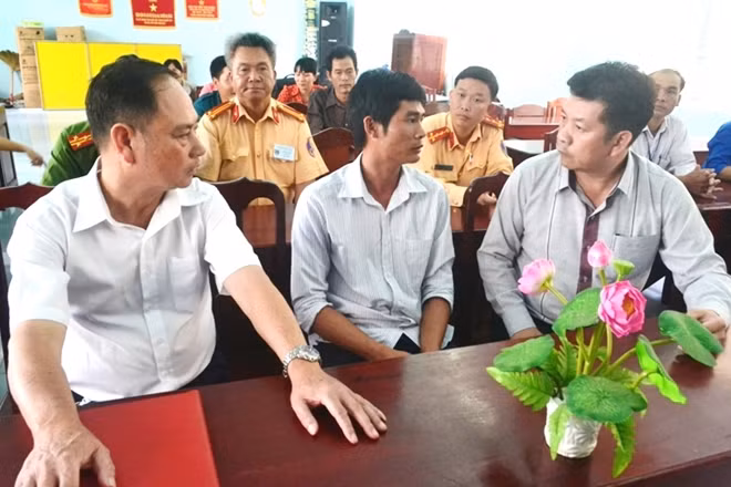 Anh Phan Văn Bắc (giữa) trò chuyện với cán bộ cơ quan chức năng.