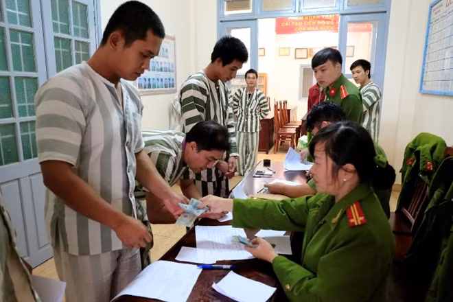 Các phạm nhân nhận hỗ trợ tiền về nhà