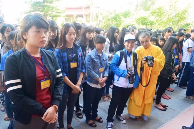 Thí sinh ở tại chàu Vạn Hạnh xếp hàng vào làm lễ cầu an vào chiều ngày 30-6