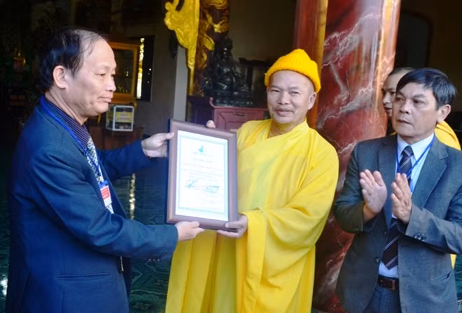 Lãnh đạo Trường ĐH Đà Lạt trao thư cảm ơn tới vị chủ trì chùa Vạn Hạnh