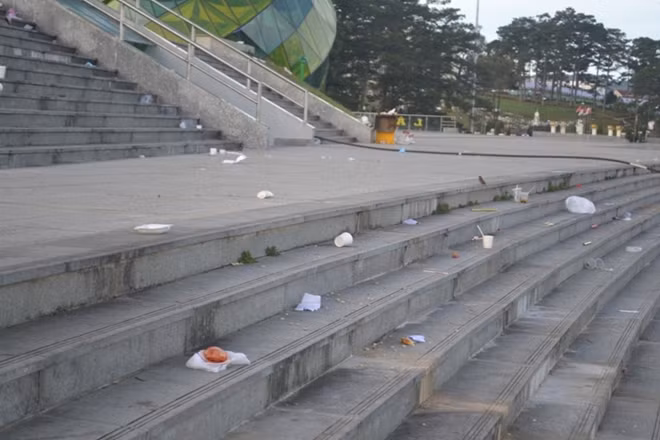 Tuy nhiên, tại nhiều vị trí của quảng trường này vẫn ngập ngụa rác thải