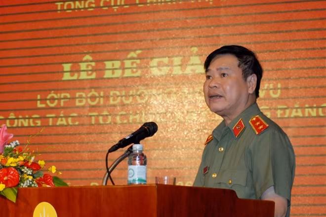 Trung tướng Nguyễn Xuân Mười phát biểu tại lễ bế giảng