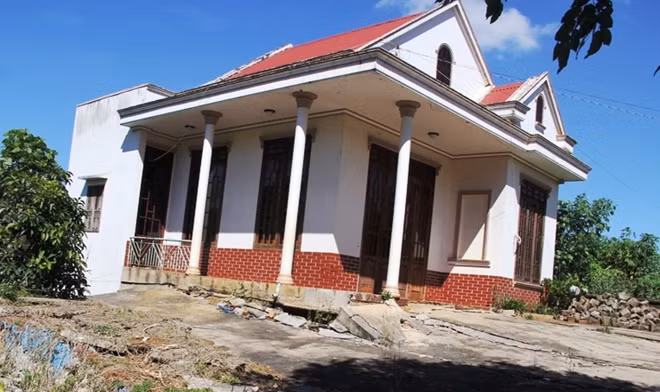 Nhiều căn nhà hoang trong vùng vì không ai dám ở