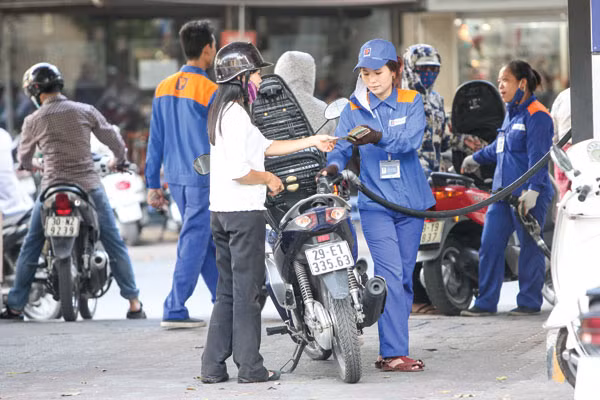 Giá dầu thô đã giảm liên tục trong thời gian qua nhưng giá xăng dầu vẫn ở mức cao. Ảnh: Thiện Hoàng. Giá dầu thô đã giảm liên tục trong thời gian qua nhưng giá xăng dầu vẫn ở mức cao. Ảnh: Thiện Hoàng.