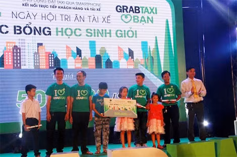 Đại diện GrabTaxi trao học bổng khuyến học cho con em các tài xế taxi Tiên Sa – Đà Nẵng đạt học sinh giỏi năm học 2014-2015 nhân dịp năm học mới.