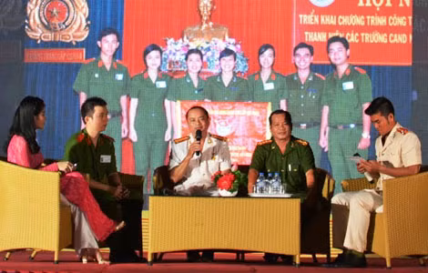 Các cựu cán bộ Đoàn của trường ĐH CSND giao lưu với đoàn viên thanh niên.