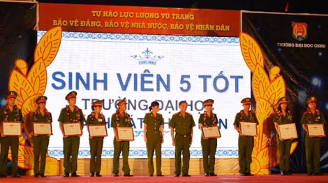 Tuyên dương 9 sinh viên ĐH CSND của phong trào thi đua “Sinh viên 5 tốt”.