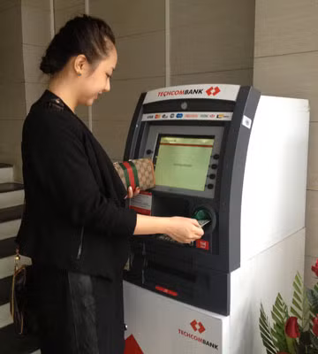 ATM hết tiền là nỗi ám ảnh của không ít người dân dịp Tết.