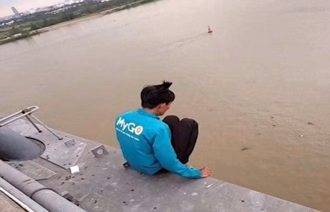 Anh D. định nhảy cầu Cần Thơ tự tử.