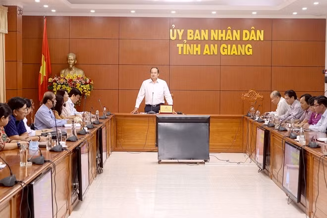 Chủ tịch UBND tỉnh An Giang phát biểu chỉ đạo giải pháp phòng, chống dịch. (Ảnh: Cổng TTĐT tỉnh An Giang).