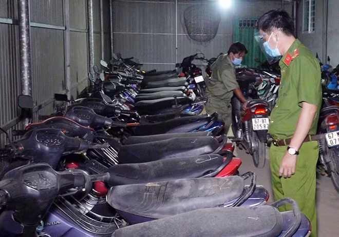 Cơ quan Công an phát hiện cơ sở cầm đồ Trung Hậu đang cầm cố nhiều xe mô tô không giấy tờ.
