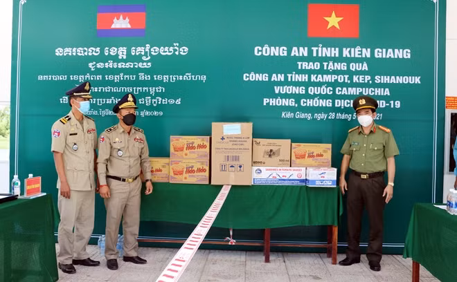 Đại tá Lê Văn Quý tặng quà, hỗ trợ Công an 3 tỉnh Kampot, Kep, Sihanouk – Vương quốc Campuchia phòng, chống dịch COVID-19 .