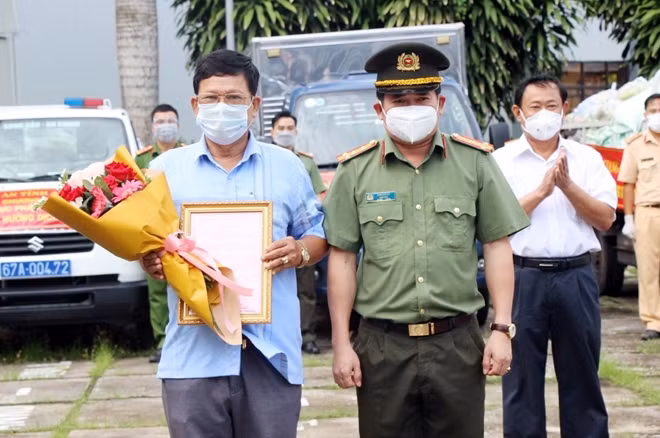 Đại tá Đinh Văn Nơi, Giám đốc Công an tỉnh An Giang trao Thư cảm ơn ông Trần Đông Xuân, Giám đốc Công ty Cổ phần đầu tư xây dựng Tấn Thắng.