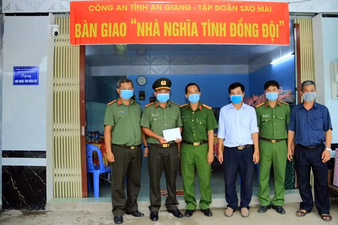 Lãnh đạo Phòng Ngoại tuyến Công an tỉnh An Giang, Công an huyện Tri Tôn tặng quà gia đình Trung úy Nguyễn Văn Son.