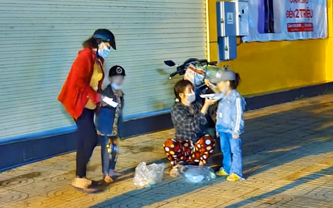 Hai người phụ nữ, 2 trẻ em vừa hoàn thành cách ly tập trung, không thể về quê do phà ngưng hoạt động, phải lang thang tìm nơi tá túc.