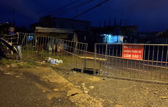 Chợ Tân Bình 1 (xã Long Phú, thị xã Long Mỹ) thực hiện giãn cách xã hội theo Chỉ thị 16.