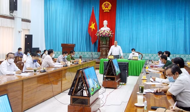 Đồng chí Nguyễn Thanh Bình, Chủ tịch UBND tỉnh, Trưởng Ban chỉ đạo phòng, chống dịch COVID-19 phát biểu tại cuộc họp khẩn cấp, bàn giải pháp ứng phó với diễn biến phức tạp của dịch bệnh vào chiều 30/6.