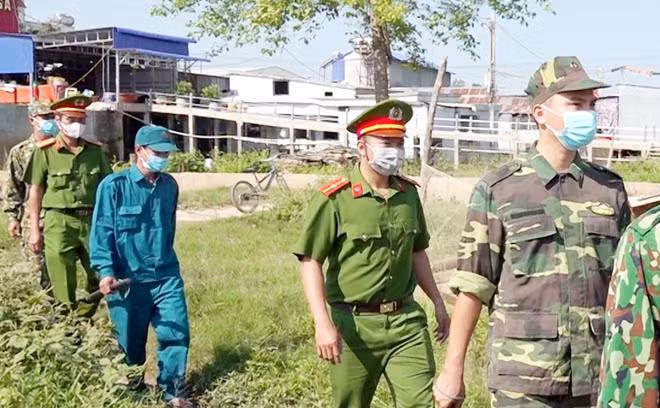 Lực lượng Công an chủ động, phối hợp với các lực lượng liên quan khẩn trương truy vết các trường hợp tiếp xúc gần với ca nhiễm COVID-19; đảm bảo công tác an ninh, an toàn tại khu vực phong, tỏa; thực hiện có hiệu quả công tác kiểm soát tại các cửa ngõ tại huyện An Phú và ngăn ngừa xuất nhập cảnh trái phép trên tuyến biên giới.
