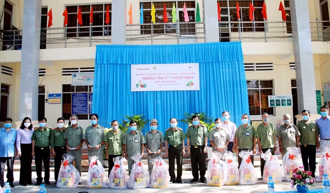 Đại diện Báo CAND, Công an tỉnh An Giang, chính quyền địa phương, Mạnh Thường Quân trao quà cho người dân có hoàn cảnh khó khăn và lực lượng BVDP phường Mỹ Thạnh.