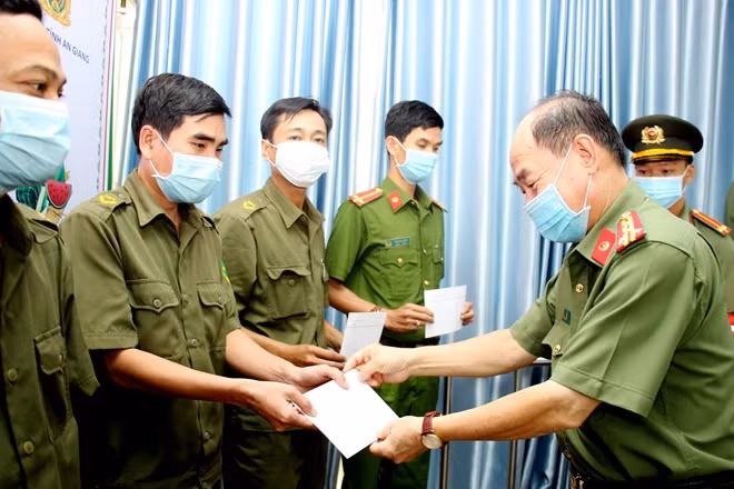 Đại tá Trần Kim Thẩm tặng quà Tết CBCS, Công an viên trên địa bàn huyện Châu Thành.