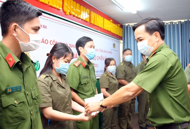 Thượng tá Đỗ Văn Mười Bốn, Trưởng Công an huyện Châu Thành trao quà cho CBCS, Công an viên trên địa bàn.