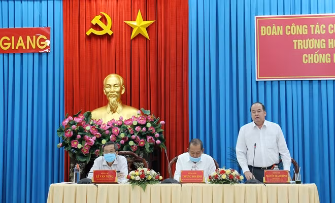Chủ tịch UBND tỉnh An Giang Nguyễn Thanh Bình báo cáo với Phó Thủ tướng Thường trực Trương Hòa Bình về công tác phòng, chống dịch COVID-19 trên địa bàn.