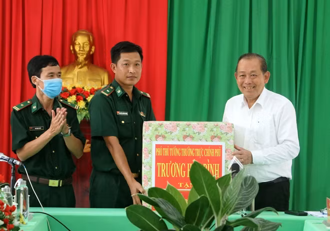 Phó Thủ tướng Thường trực Trương Hòa Bình thăm hỏi, động viên, tặng quà CBCS Đồn Biên phòng Vĩnh Ngươn.