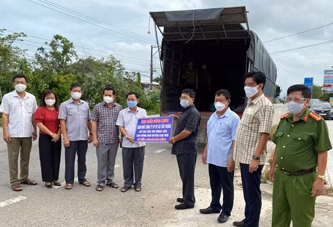 Đại diện nhà hảo tâm đồng hành cùng Công an An Giang 300 triệu đồng để làm chi phí thu mua nông sản, hoa màu.