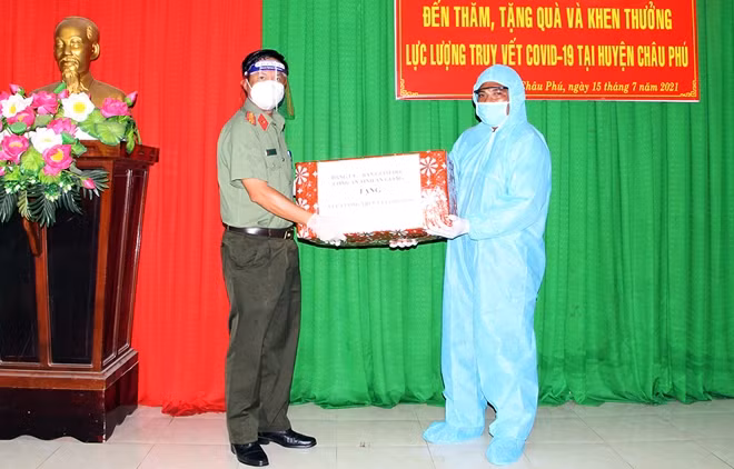 Đại tá Nguyễn Nhật Trường, Phó Giám đốc Công an tỉnh An Giang trao thiết bị y tế, hỗ trợ CBCS trong thực hiện công tác phòng, chống dịch.