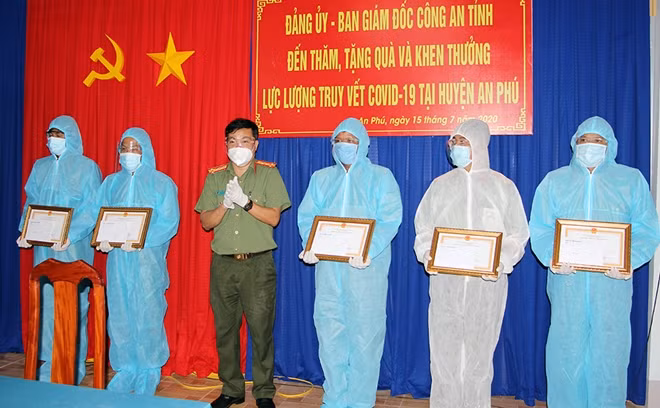 Đại tá Lâm Thành Sol, Phó Giám đốc Công an tỉnh An Giang trao giấy khen cho các cá nhân có thành tích xuất sắc trong hỗ trợ, truy vết, phòng, chống dịch.