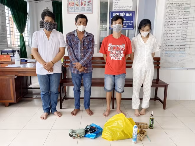 Các đối tượng và tang vật.