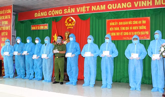 Đại tá Lê Phú Thạnh, Phó Giám đốc Công an tỉnh An Giang trao quà cho CBCS tăng cường, hỗ trợ các địa phương truy vết, khoanh vùng, dập dịch.
