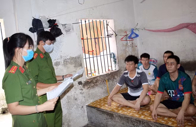 Cán bộ quản giáo Trại tạm giam Công an tỉnh An Giang tuyên truyền công tác bầu cử đến người bị tạm giữ, tạm giam.
