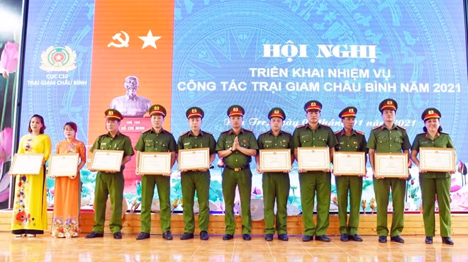Đại tá Phạm Chí Trường, Giám thị Trại giam Châu Bình trao khen thưởng cho các tập thể, cá nhân xuất sắc.